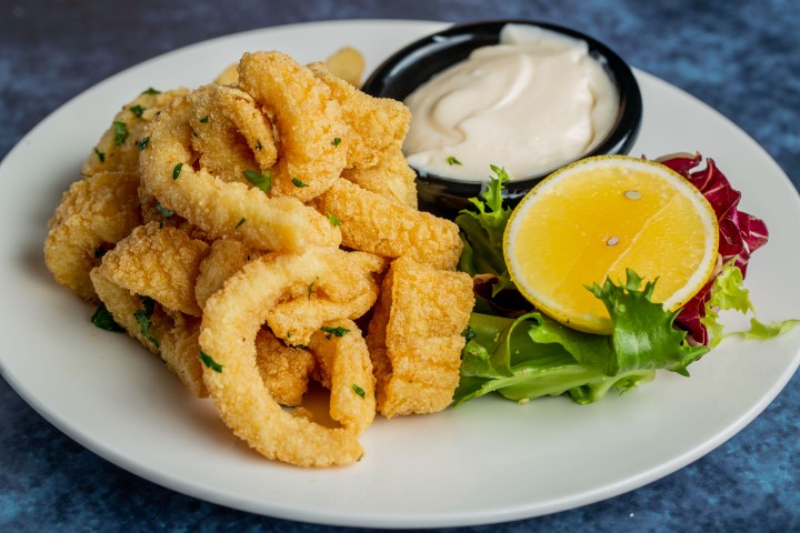 Crispy calamari with lemon aioli