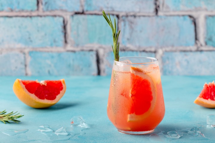 Coastal spritz with vermouth and grapefruit