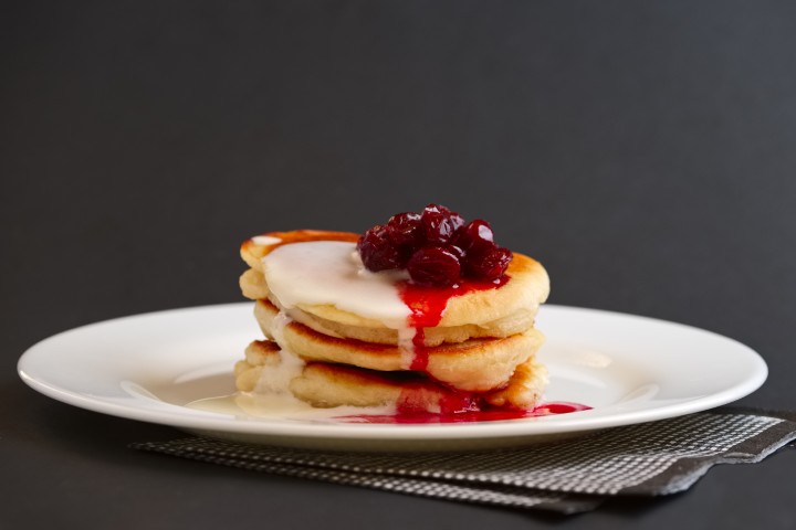 Lemon-ricotta pancakes with blueberry compote