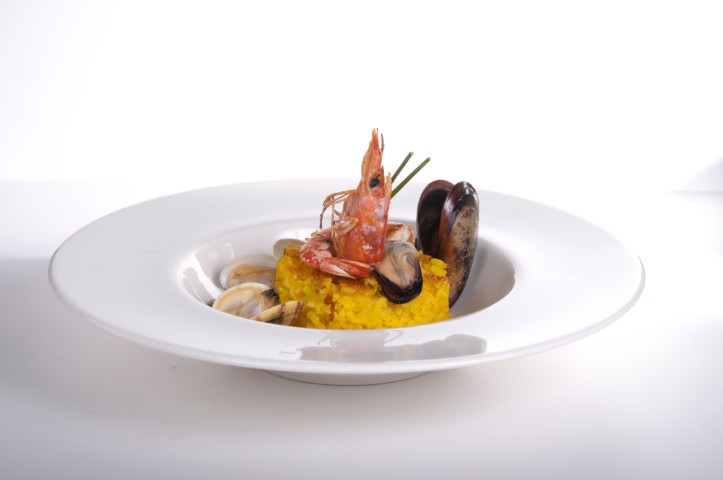Lunch-size saffron rice with shrimp and mussels
